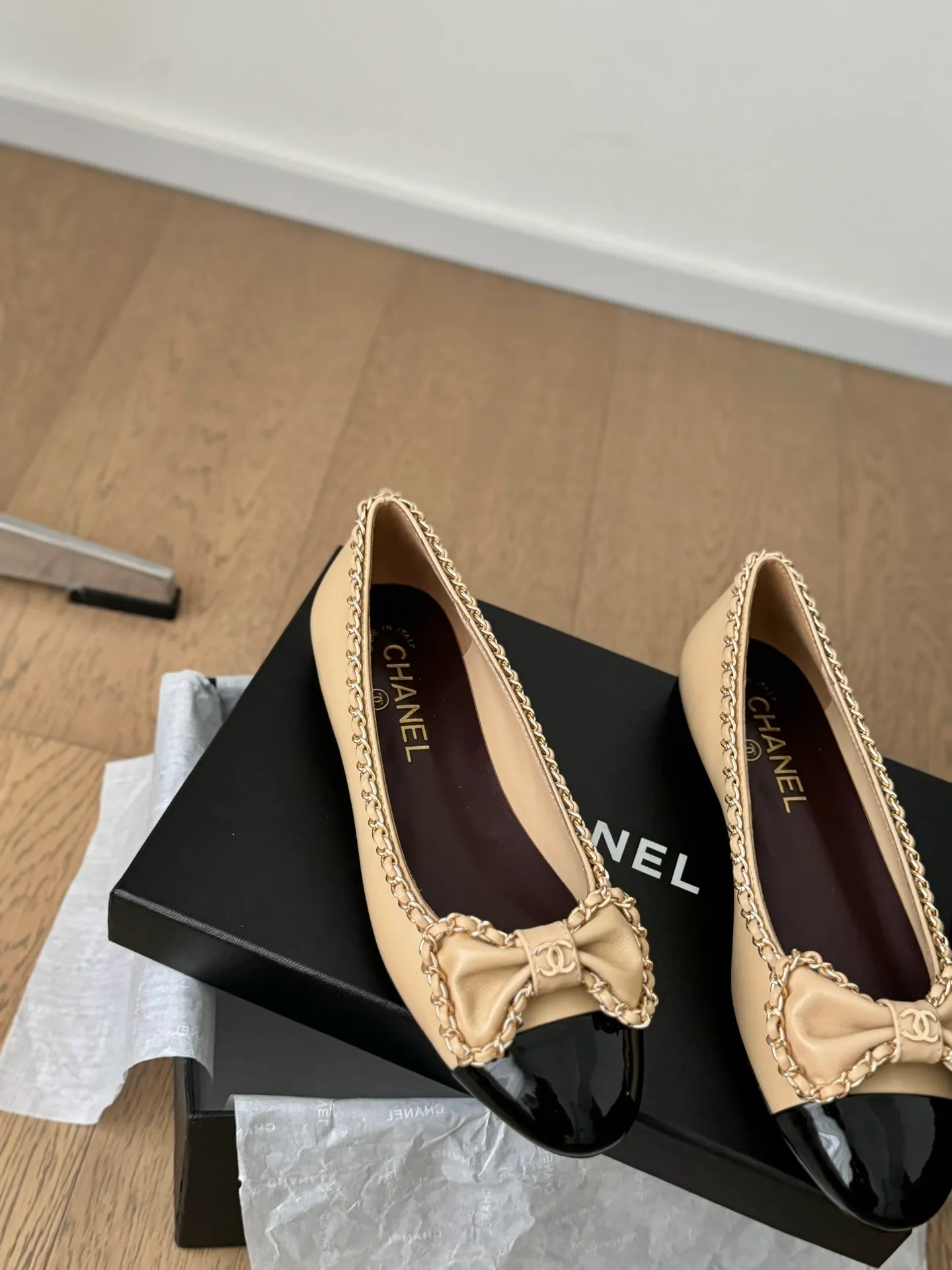 👟👟Ex-factory price 580👟👟 Purchasing agent Chanel Xiaoxiang 24A new chain double C thick heel shoes! 1:1 replica of the original. A classic among classics. It is perfect whether paired with trousers or skirts. The small round head design is very good at modifying the shape of the feet. A must-have for little fairies! The upper is made of imported lambskin, the lining is top-grade mixed sheepskin, and the outsole is imported Italian cowhide. Heel height: 2.5cm. Size: 35-39 (40/41/42/43 customized)